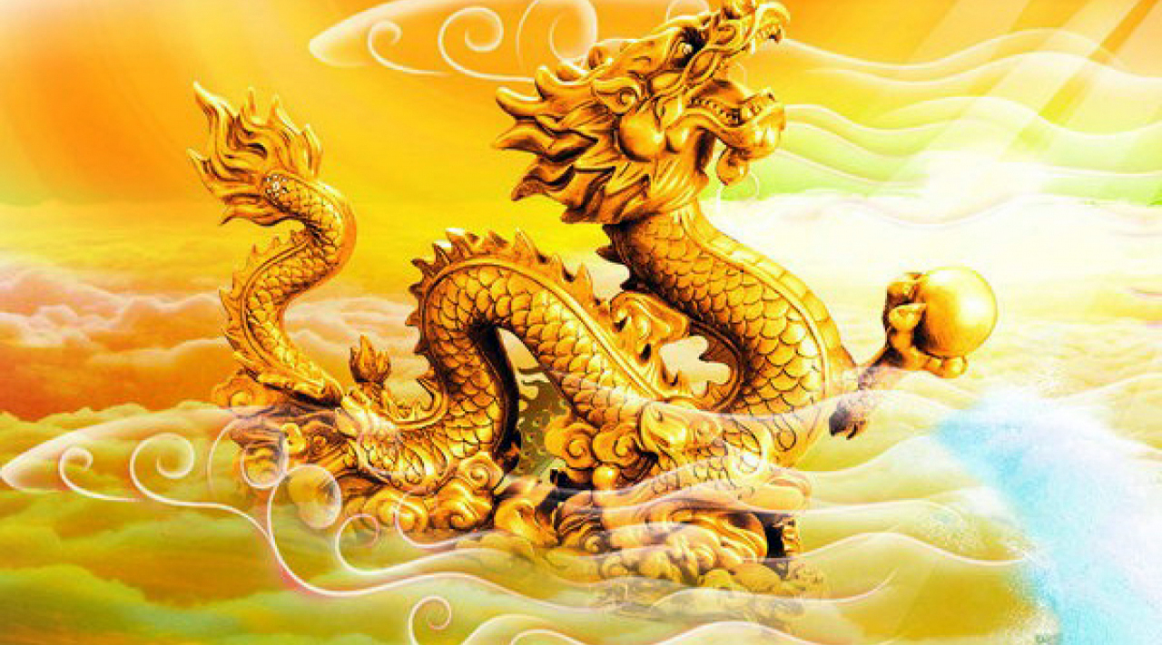 Золотой дракон с жемчужиной в лапе