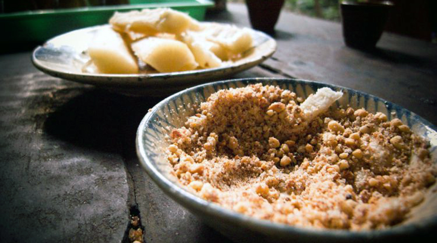 cassava dipped in sesame salt