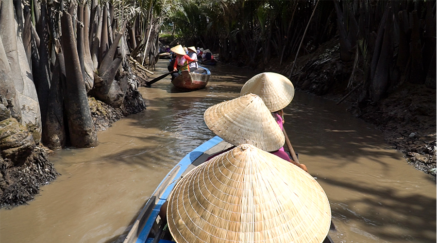 Hand-row a boat in Thoi Son Islet