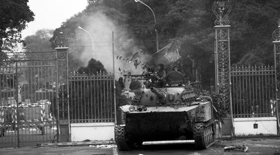 The tank broke the wall of Independence Palace