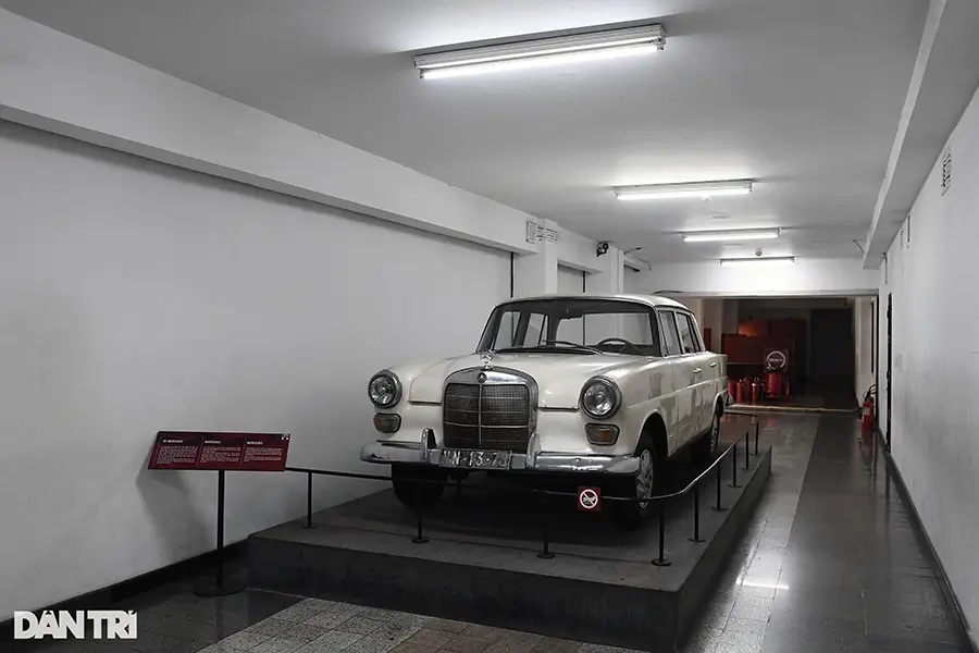 car in Independence Palace