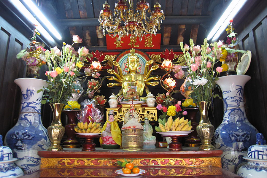 inside One Pillar Pagoda