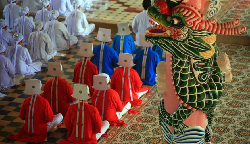 praying in Cao Dai
