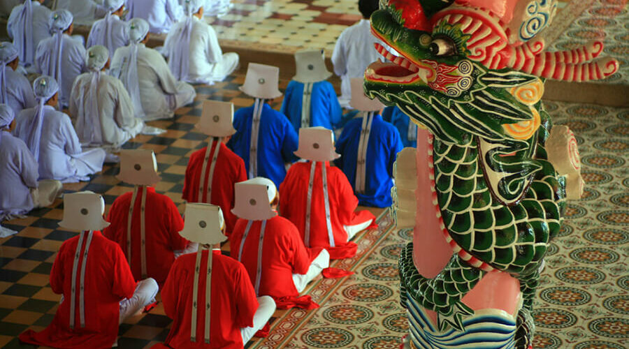 praying in Cao Dai