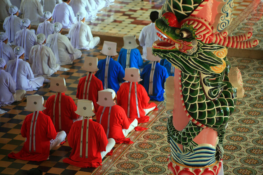 praying in Cao Dai
