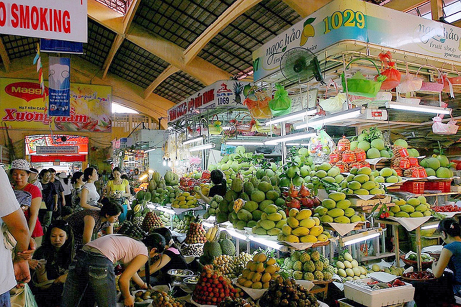 shopping in Ben Thanh Market
