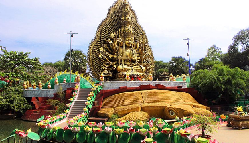Buddha statue in Suoi Tien park