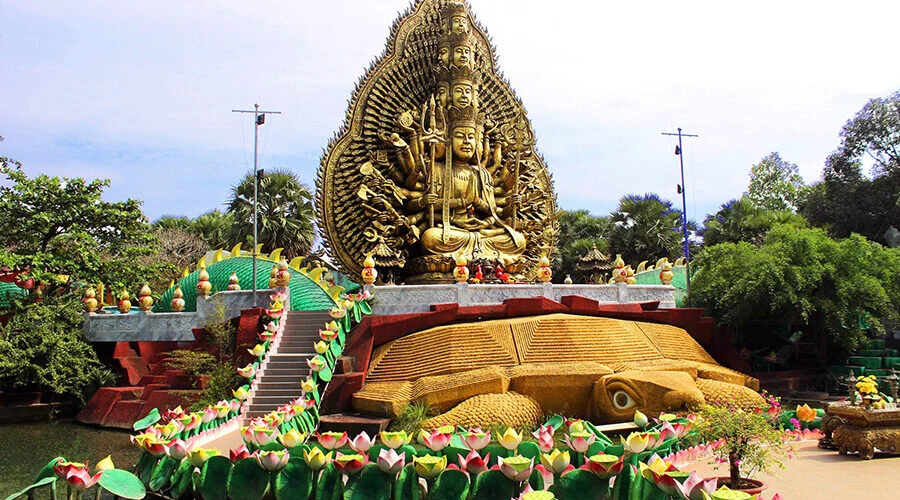 Buddha statue in Suoi Tien park