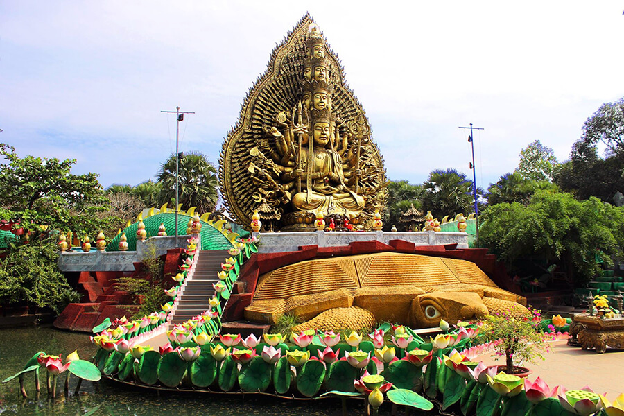 Buddha statue in Suoi Tien park