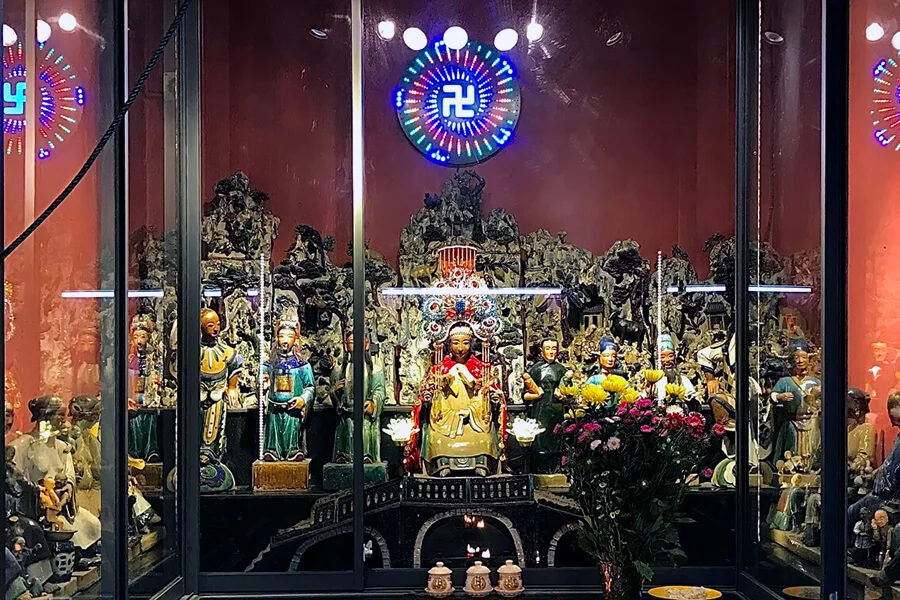 Kim Hoa Thanh Mau statue