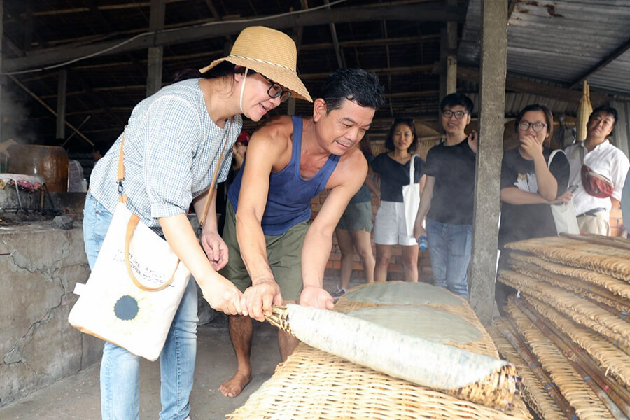 making rice noodle