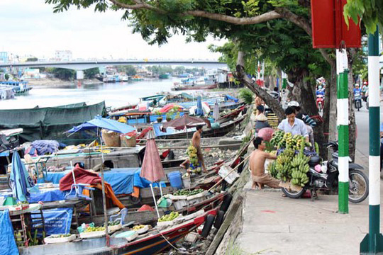 Fruit floating market in Ho Chi Minh City