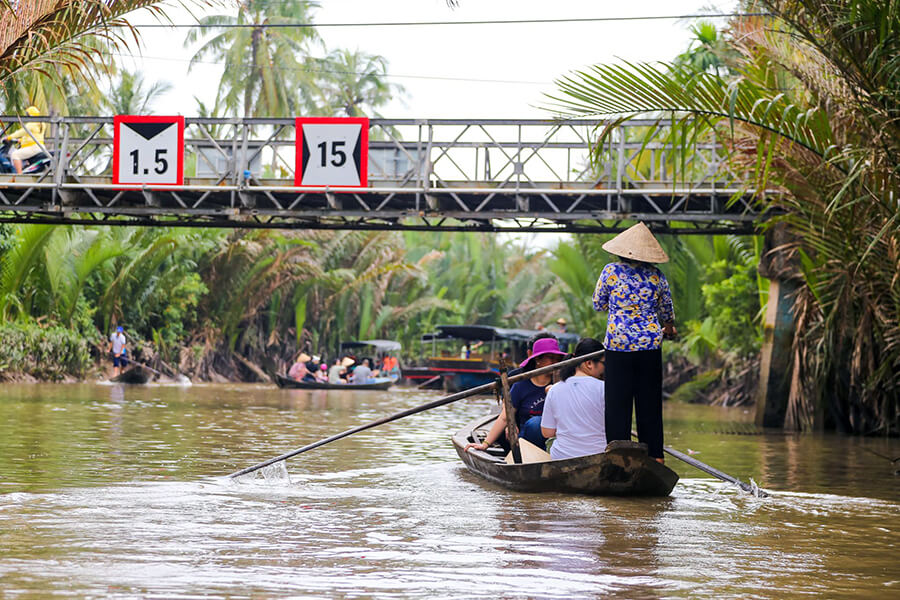 rowing sampan in Lan Vuong Tourist Area