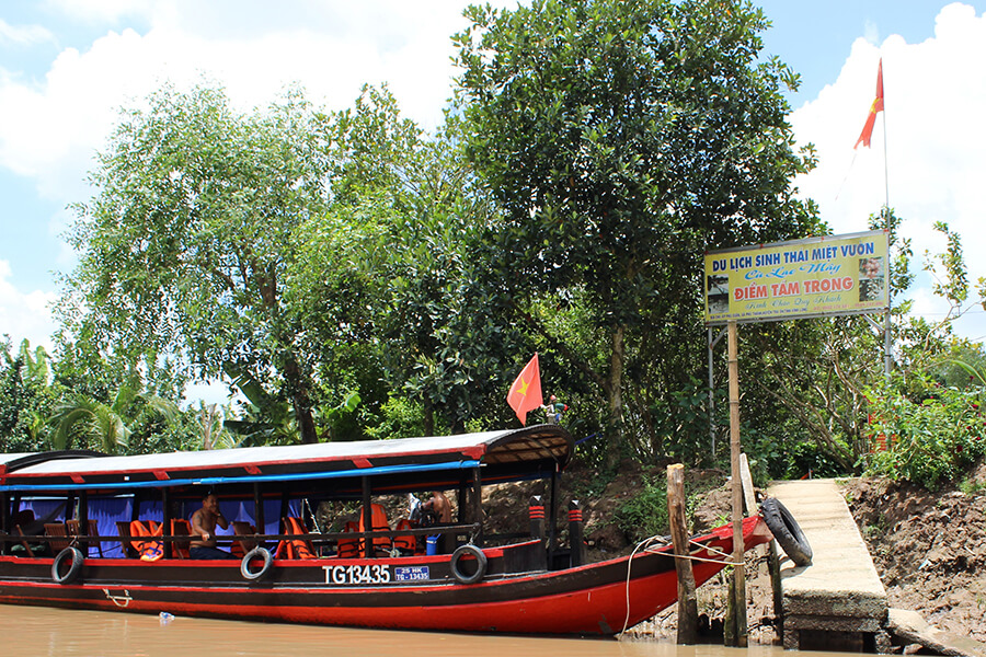 Tourist boat to May islet