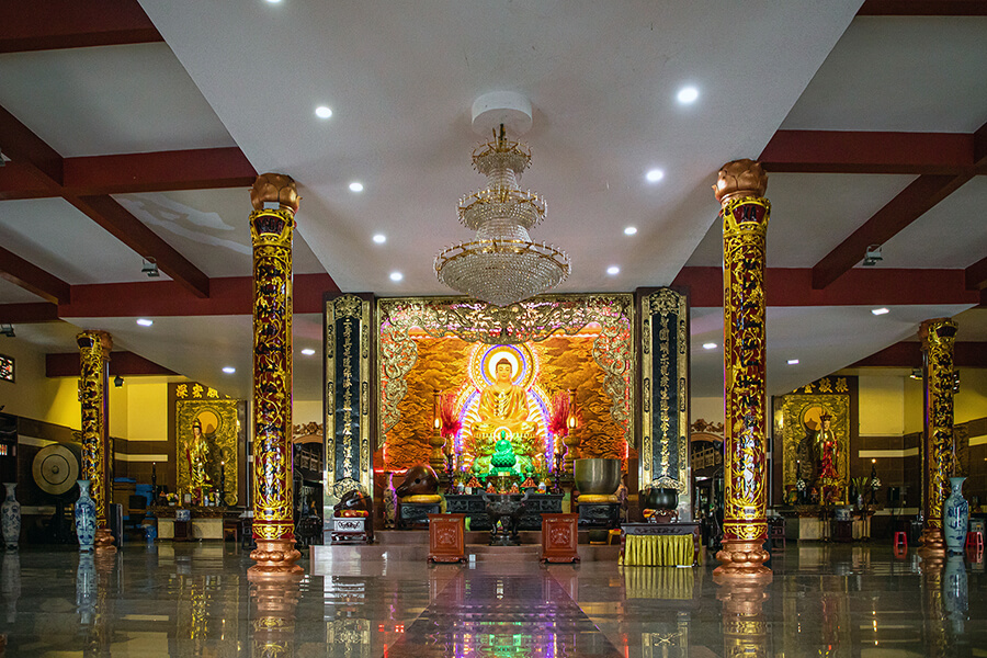 Phat Ngoc Xa Loi Pagoda inside
