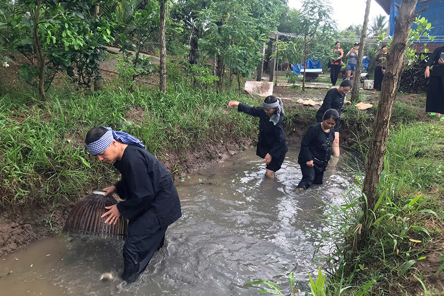 digging fish in ditches in Tam Hiep 