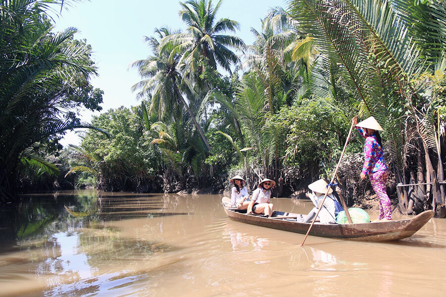 rowing sampan in Lan Vuong Tourist Area