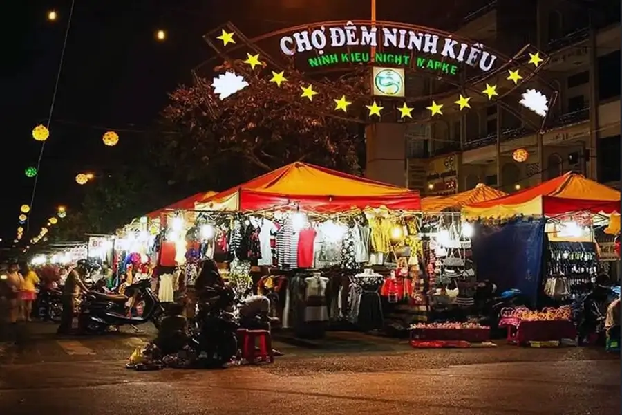 Ninh Kieu Night Market