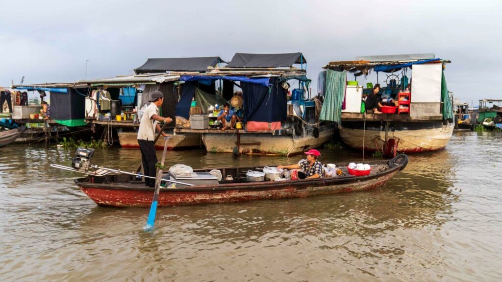 life in Long Xuyen Floating Market