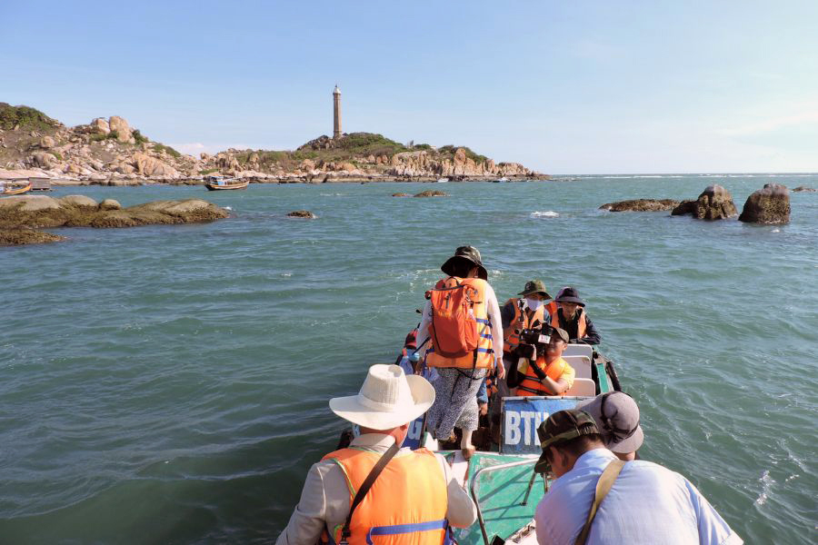boat to Ke Ga lighthouse