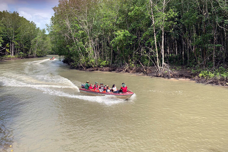 visit Cu Chi by boat