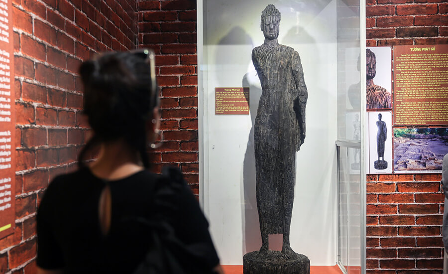 Giong Xoai Buddha statue