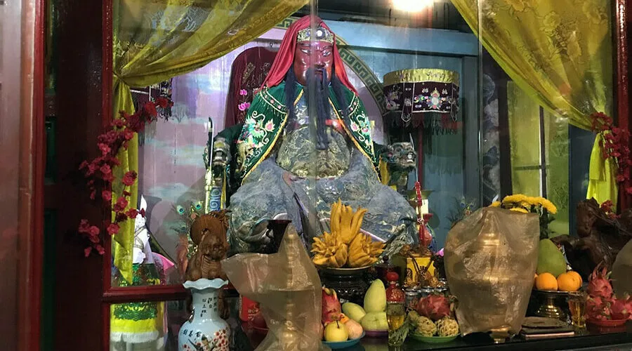 Guan Yu statue