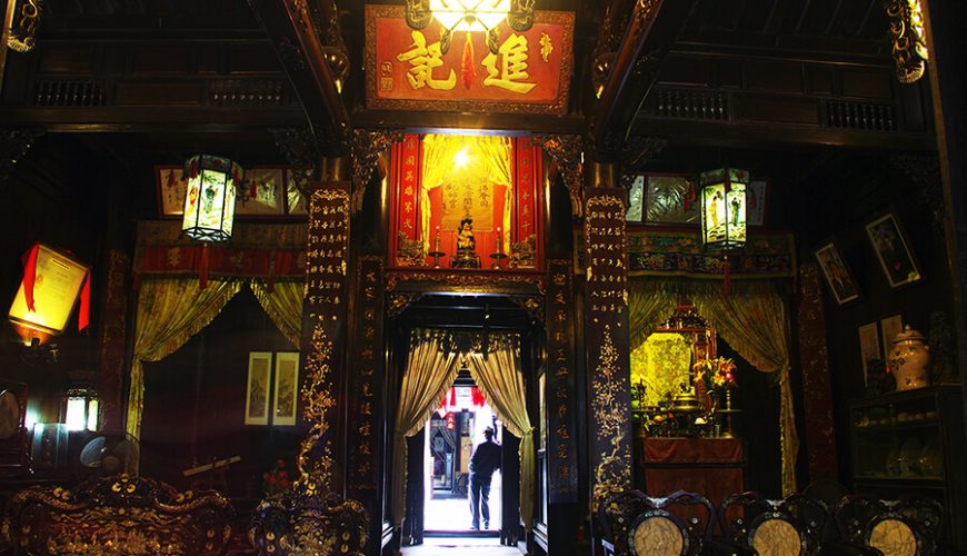 inside the Tan Ky Ancient house