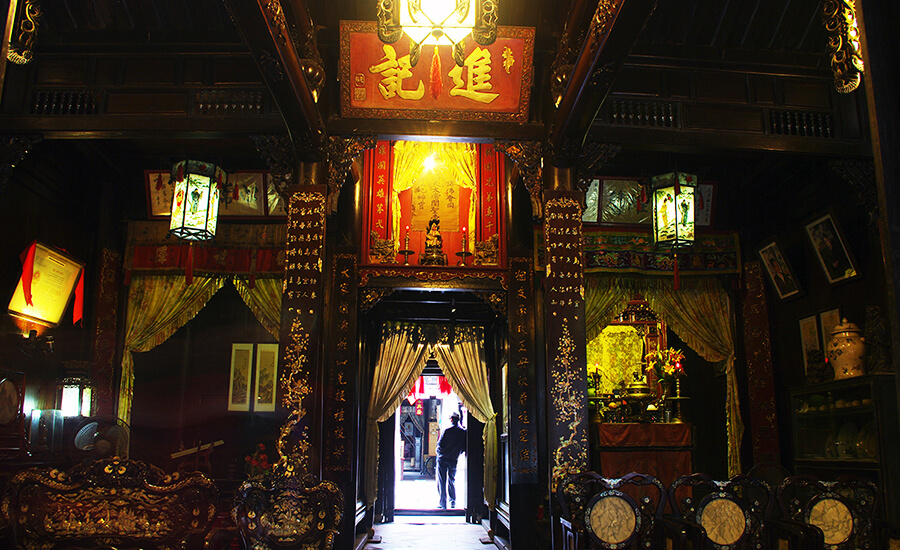 inside the Tan Ky Ancient house