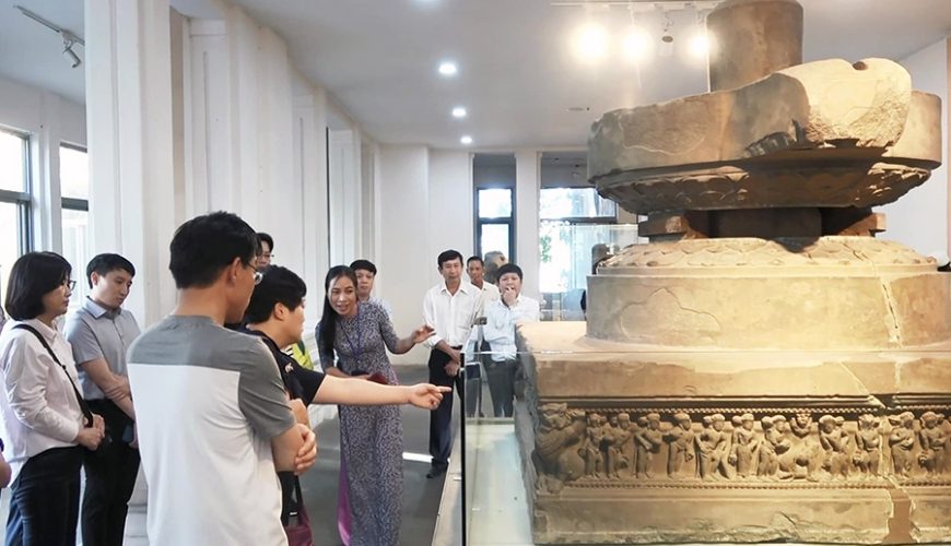 guide in Cham Museum