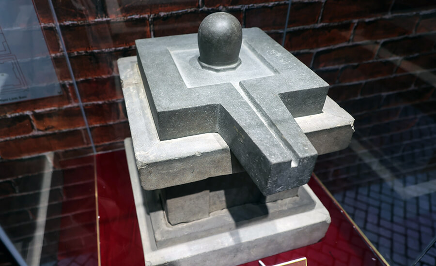 The linga - yoni set