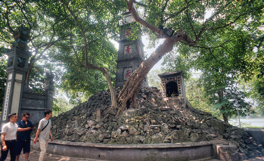 Ngoc Son Temple