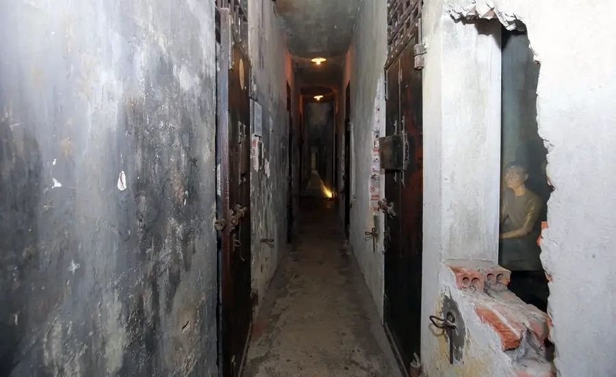 Hoa Lo Prison