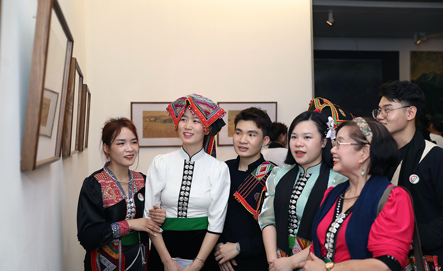 Vietnam Fine Arts Museum - traditional applied art