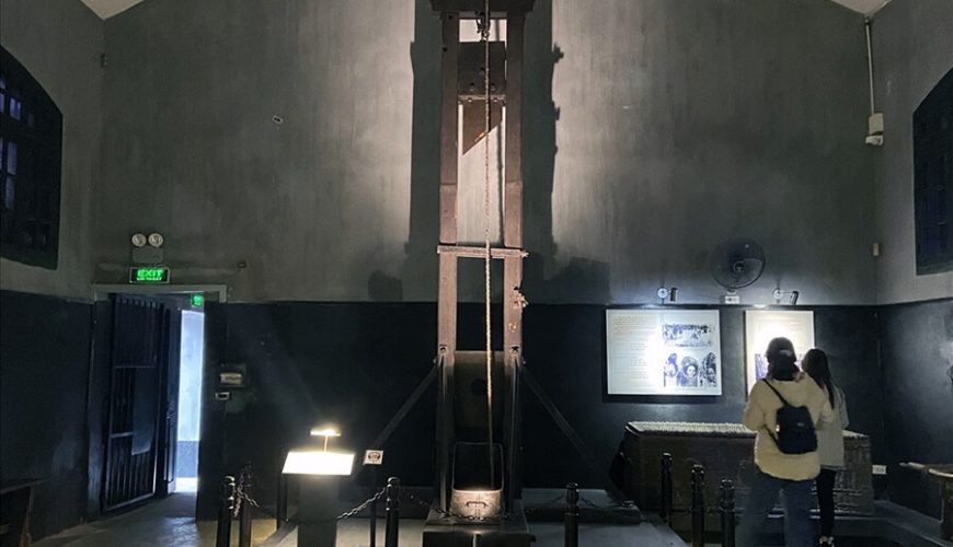 guillotine in Hoa Lo Prison