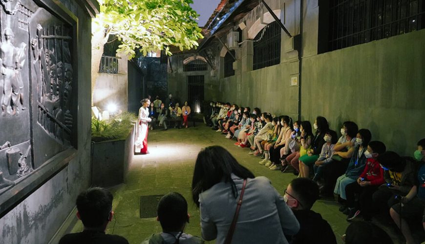 tour in Hoa Lo Prison