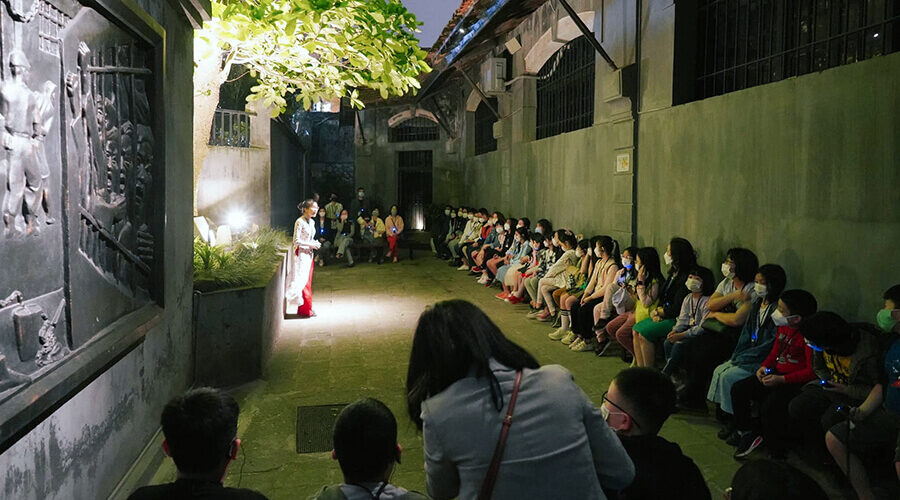 tour in Hoa Lo Prison