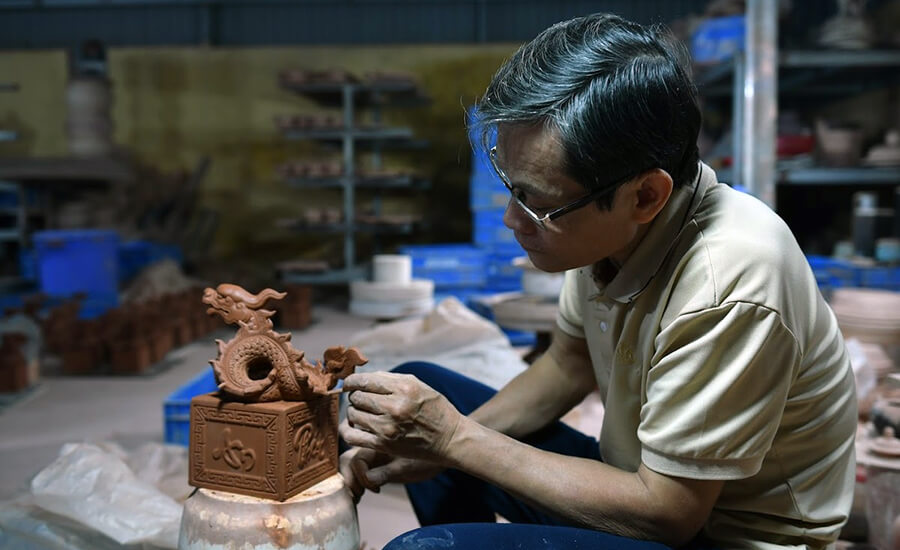 making ceramic in Bat Trang