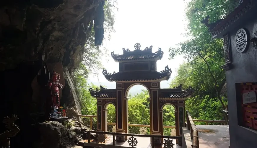 Dich Long cave