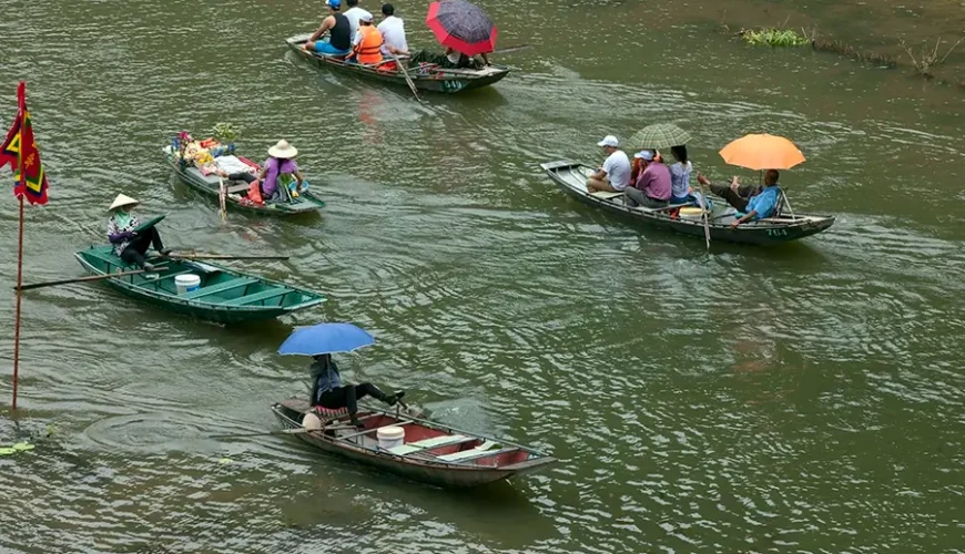 explore Tam Coc - Bich Dong by boat