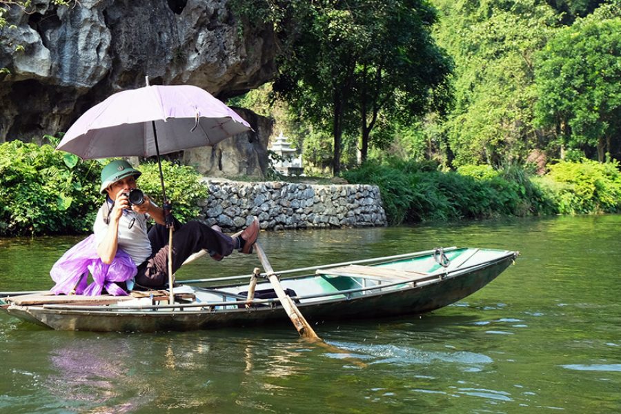 take photo along river in Ninh Binh