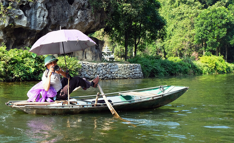 take photo along river in Ninh Binh