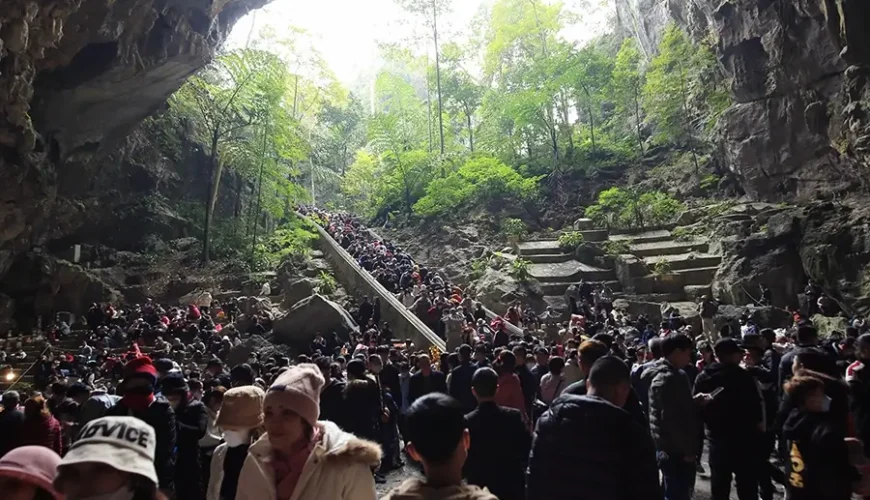 Huong Tich Cave
