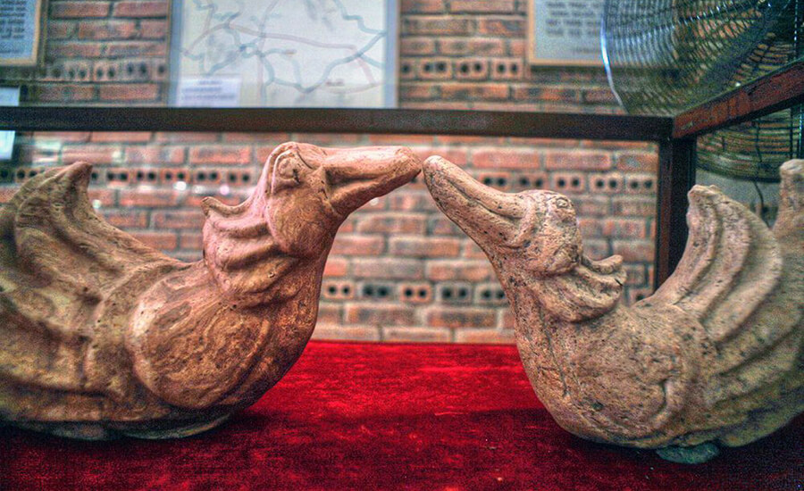 inside King Le Dai Hanh temple