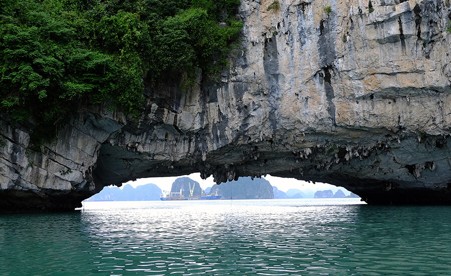 Bai Tu Long Bay