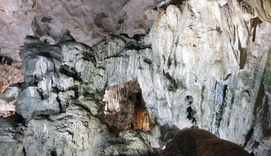 Dau Go grotto