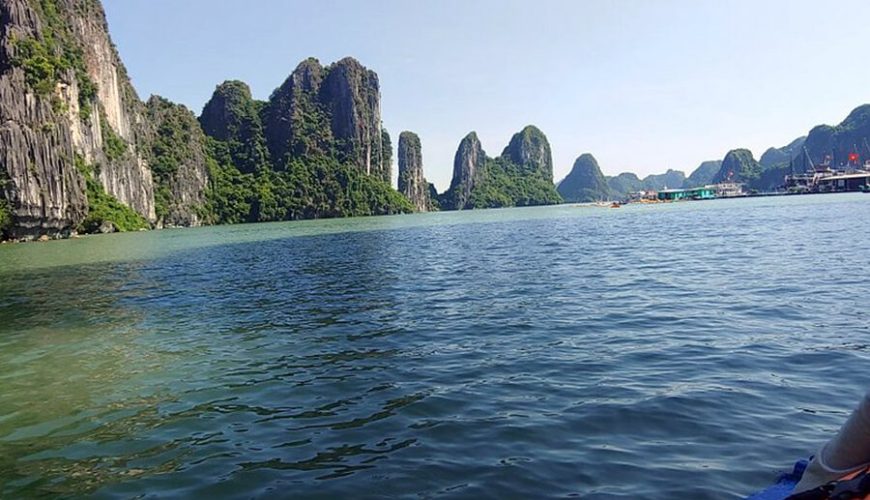 boat to Dau Go Grotto