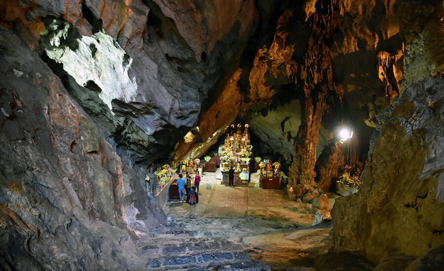 Huong Tich cave
