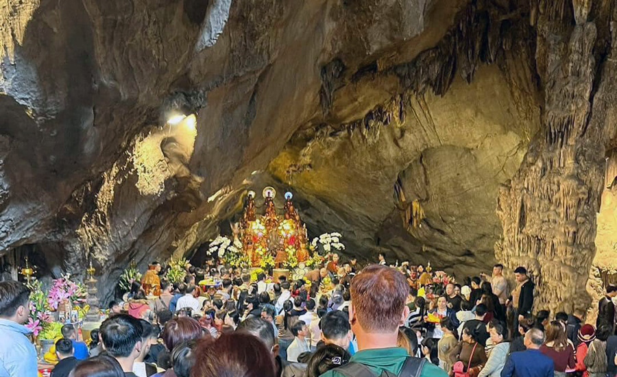 Huong Tich cave