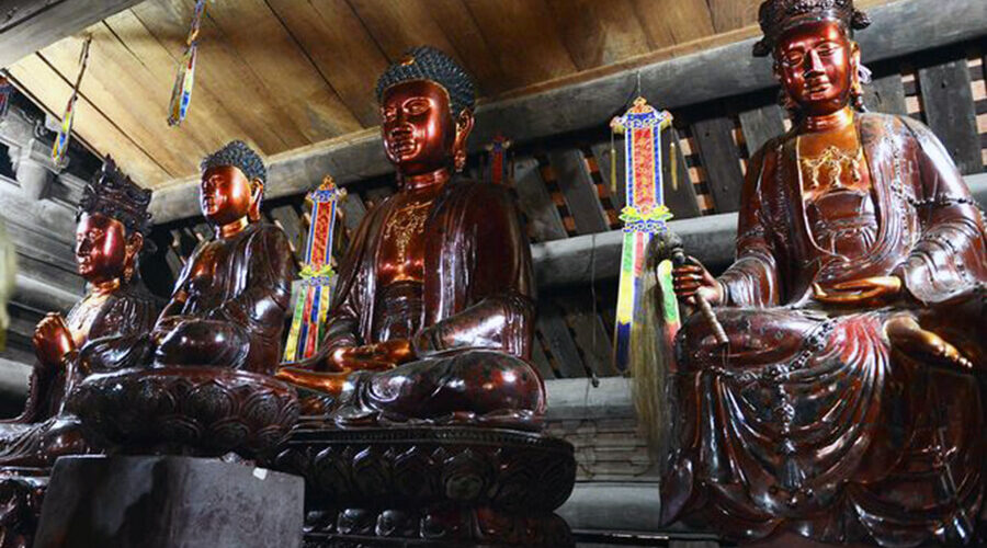 Trung chamber in Thay temple